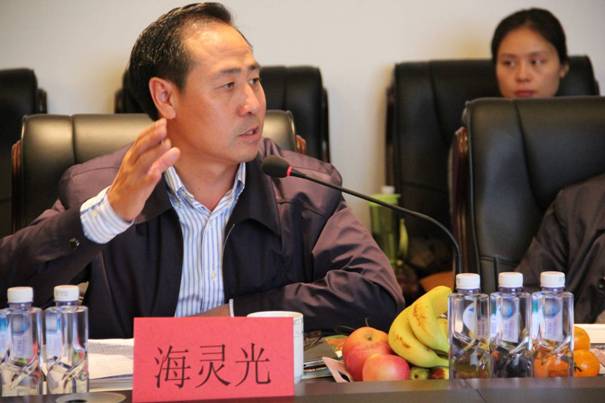 海南省內(nèi)蒙古商會(huì)會(huì)長(zhǎng)、內(nèi)蒙古農(nóng)牧業(yè)產(chǎn)業(yè)化龍頭企業(yè)協(xié)會(huì)海南辦事處主任海靈光介紹對(duì)接情況.JPG